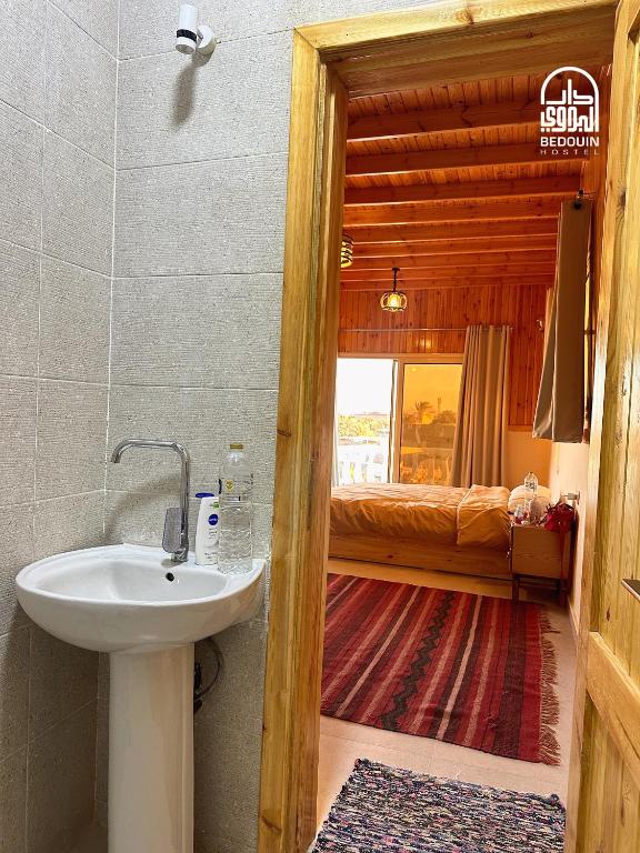 Koupelna v ubytování Bedouin Hostel- دار البدوي