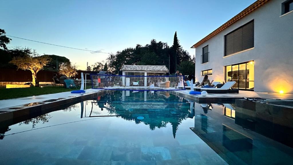 une piscine devant une maison avec un bâtiment dans l'établissement Contemporary Villa Opio, à Opio