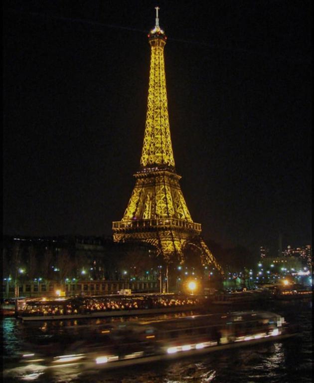 - une vue sur la tour Eiffel la nuit dans l'établissement Luxury apartement Eiffel tour, à Paris