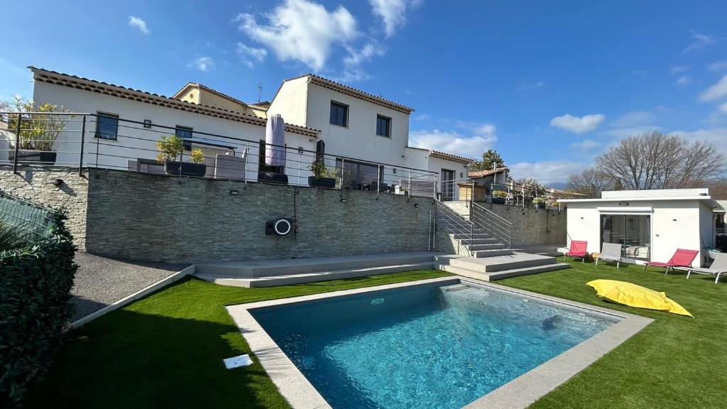 une maison avec une piscine dans la cour dans l'établissement Villa, à La Colle-sur-Loup