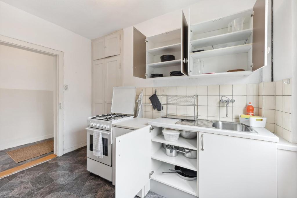 Basic 2BR Apartment with Full Kitchen - Resim 11