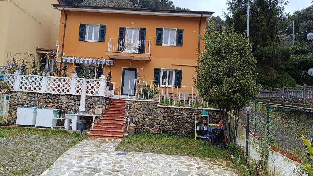 een oranje huis met een trap ervoor bij La Graziosa in Villa wifi parcheggio gratuito self check-in zona Lerici Guercio in Lerici