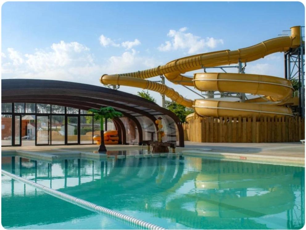 - un toboggan dans la piscine d'un parc aquatique dans l'établissement Mobilhome premium 3 chambres, à Lit-et-Mixe