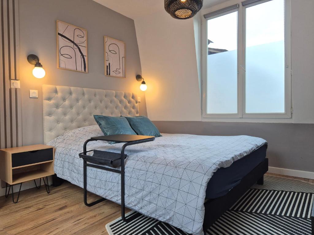 une chambre avec un lit et une fenêtre dans l'établissement Appartement Rouen Le Stella Hyper Centre à 10 minutes, à Rouen