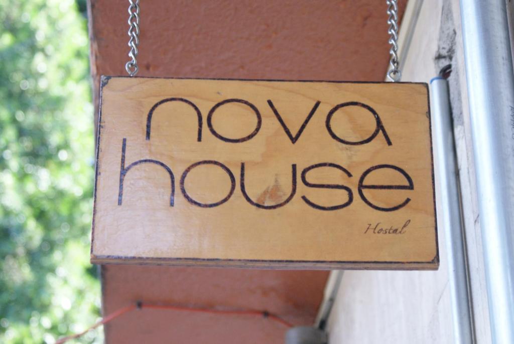 una señal que dice wow casa colgando en un edificio en Nova House, en Ciudad de México