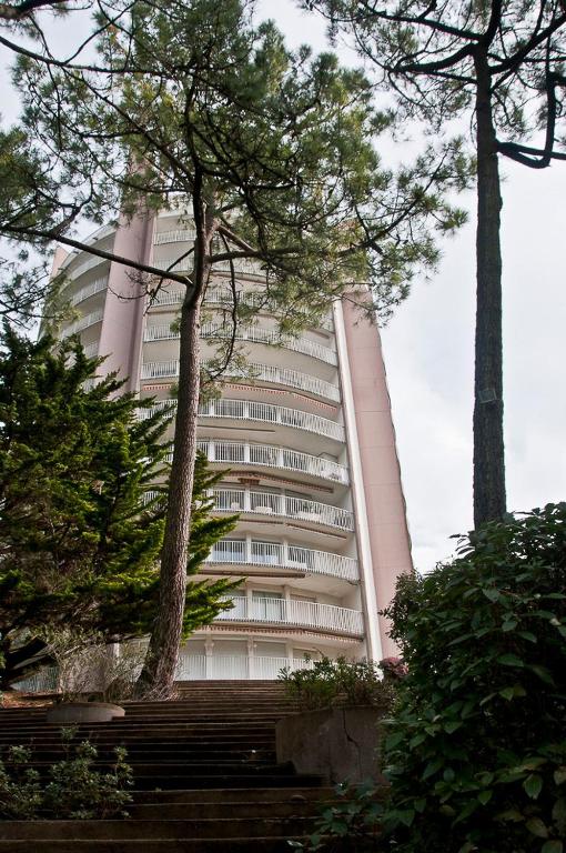 un grand bâtiment avec des arbres devant dans l'établissement Le Cikhara, à La Baule