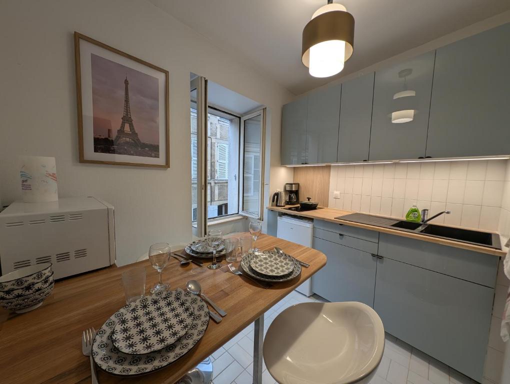 Η κουζίνα ή μικρή κουζίνα στο Joli appartement en centre-ville