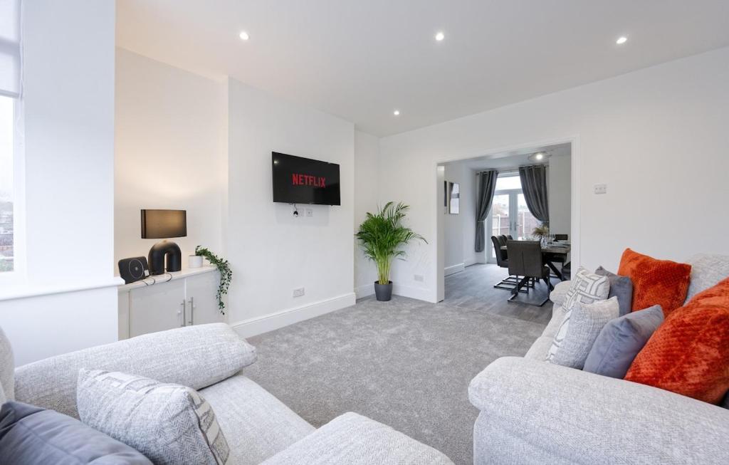 Una sala de estar con dos sofás y un televisor. en 3 Bed House, Free Parking, Garden, en Ince-in-Makerfield