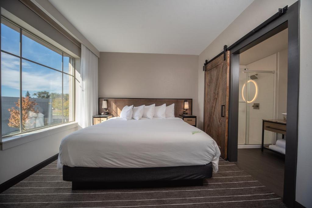 Postel nebo postele na pokoji v ubytování Hotel Windrow Downtown Ellensburg