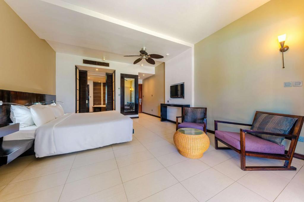 Crystals Beach Resort Belle Mare, a member of Radisson Individuals - Premium-Zimmer Mit Kingsize-Bett Und Poolblick