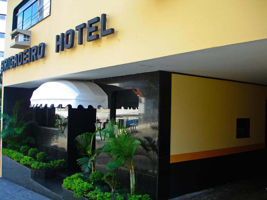 Hotel Brigadeiro في ساو باولو: علامة الفندق على جانب المبنى