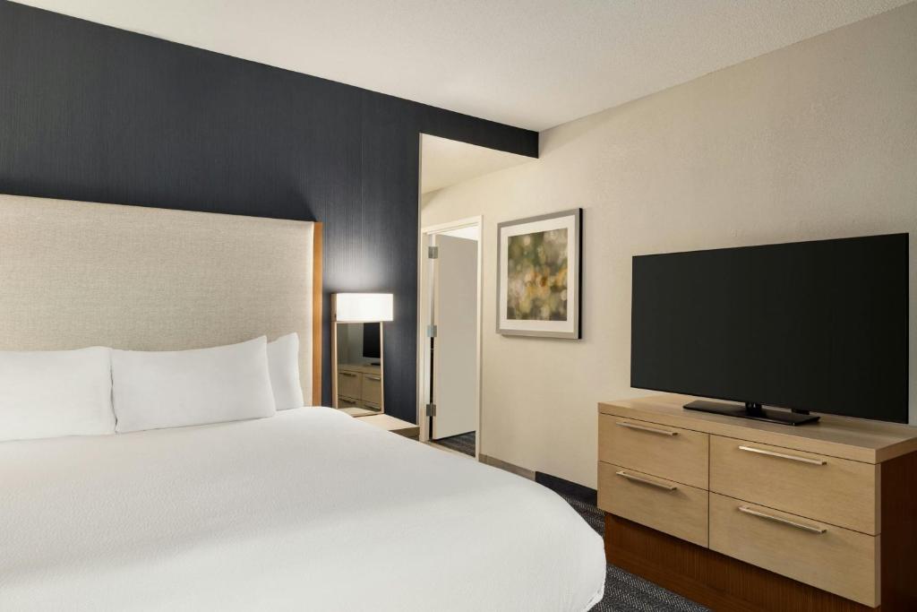 Uma TV ou centro de entretenimento em Courtyard Wilmington Brandywine
