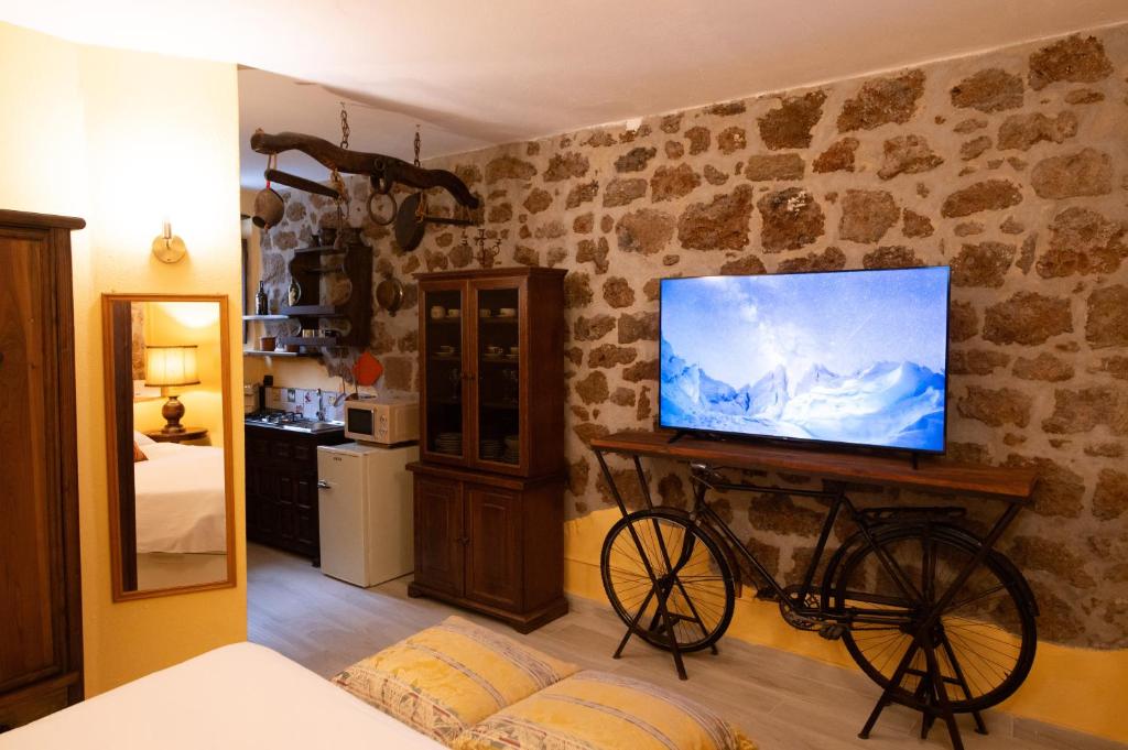 un soggiorno con TV e una bicicletta in camera di Lucky Home a Sutri