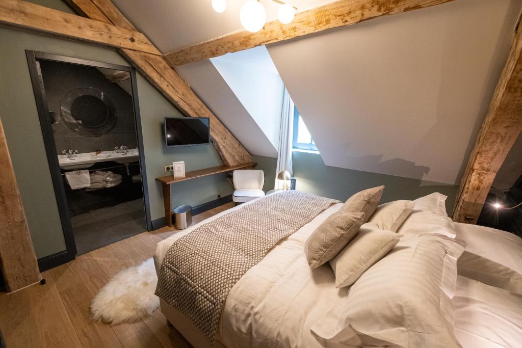 Postel nebo postele na pokoji v ubytování Hôtel du cirque et de la cascade