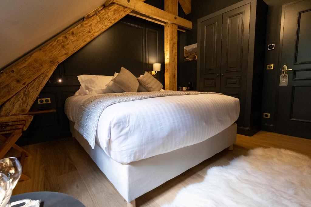 Postel nebo postele na pokoji v ubytování Hôtel du cirque et de la cascade