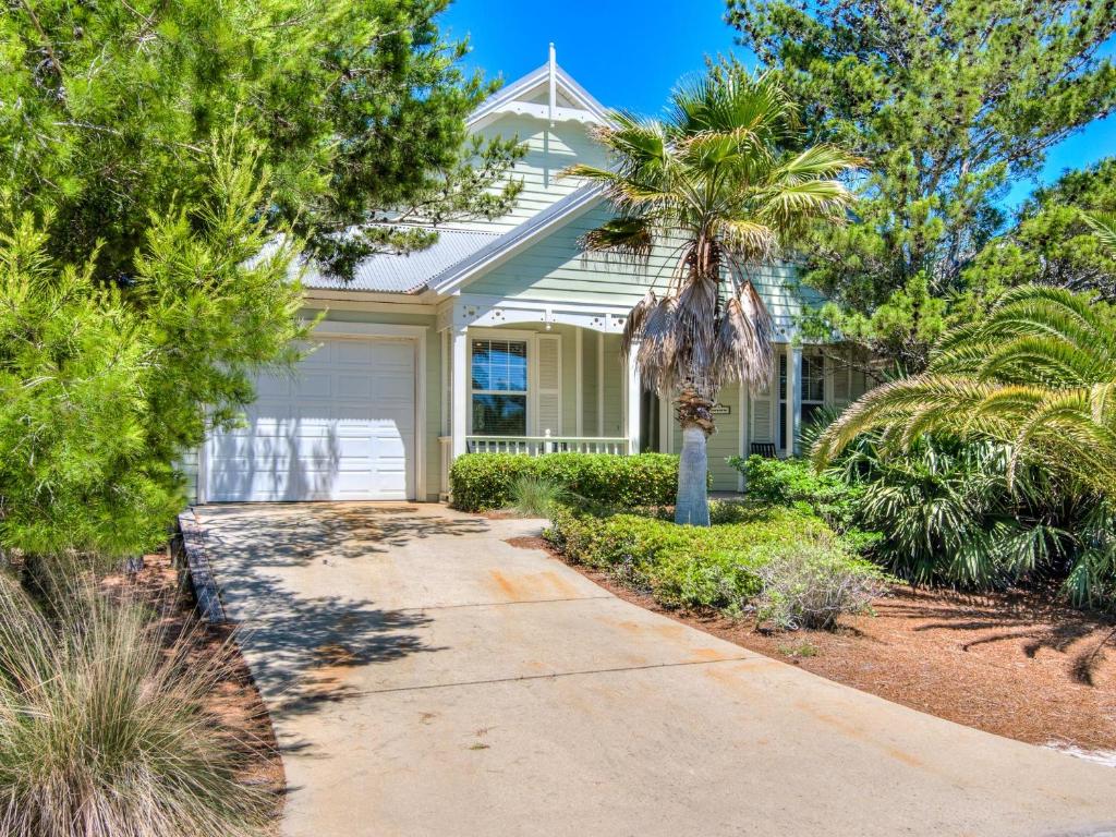 una casa con una palmera delante en Gems by the Sea, en Gulf Highlands
