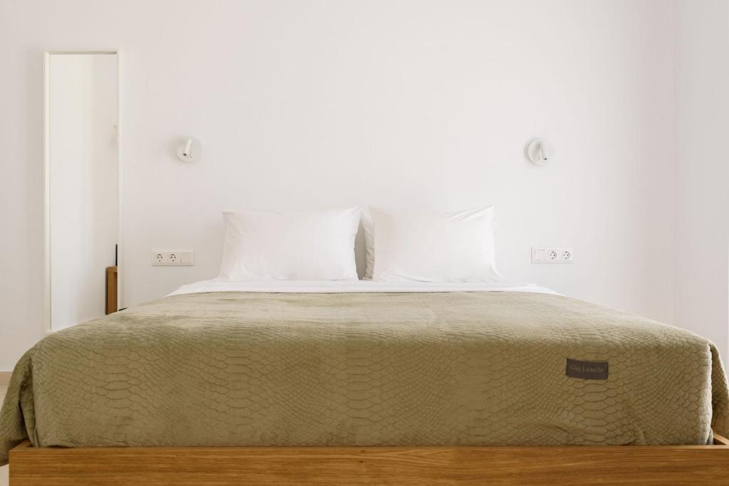 Postel nebo postele na pokoji v ubytování Vounali Rooms