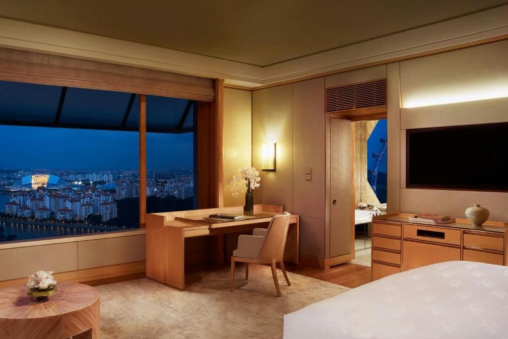 Postel nebo postele na pokoji v ubytování The Ritz-Carlton, Millenia Singapore