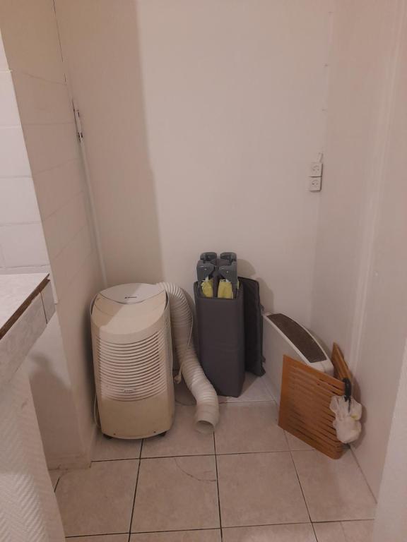 Cette petite chambre dispose du chauffage et d'une poubelle. dans l'établissement Studio ab, à Saint-Ouen