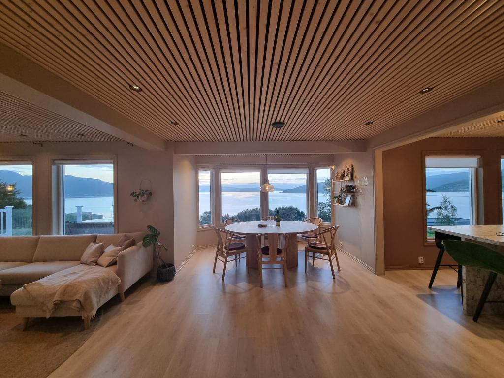 Ένα ή περισσότερα κρεβάτια σε δωμάτιο στο House with panoramic sea view, nearby Senja