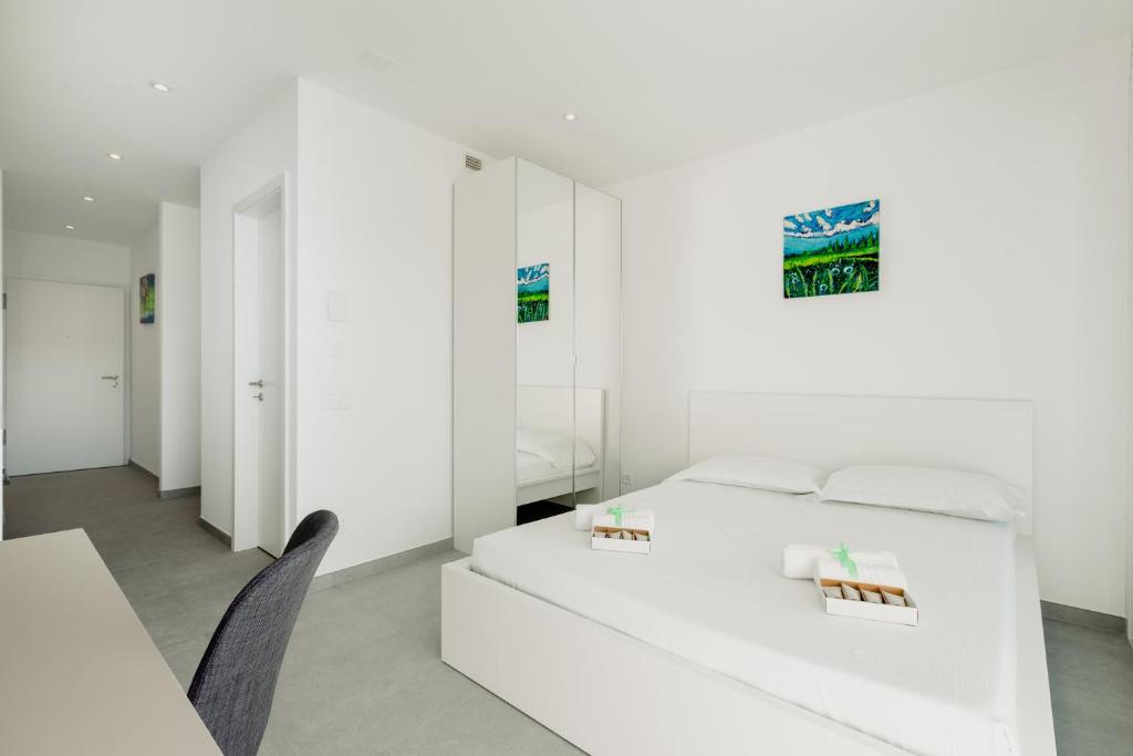 Postel nebo postele na pokoji v ubytování Campus Lugano {30 wonderful Smart Suites} in the university area