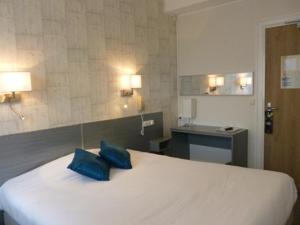 ル・アーヴルにあるHôtel LeRichelieu, Le Havre Centre-Villeのベッドルーム1室(青い枕のベッド1台付)