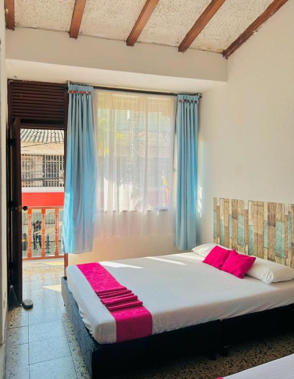 Postel nebo postele na pokoji v ubytování CasaGitanos Hotel