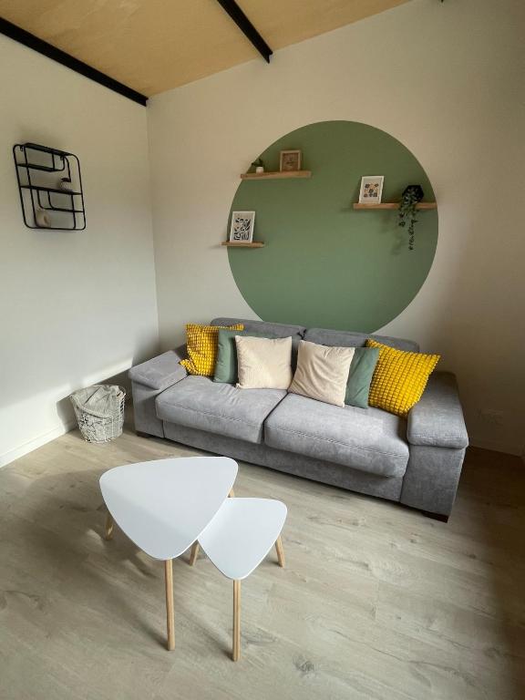 un salon avec un canapé et une table dans l'établissement Ar Kabanenn, la cabane bretonne cosy, à Noyal-Muzillac