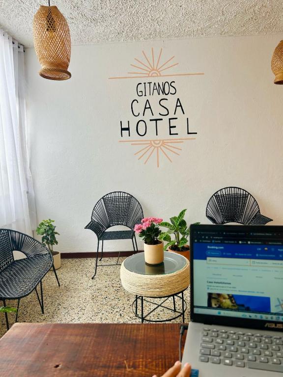 TV a/nebo společenská místnost v ubytování CasaGitanos Hotel