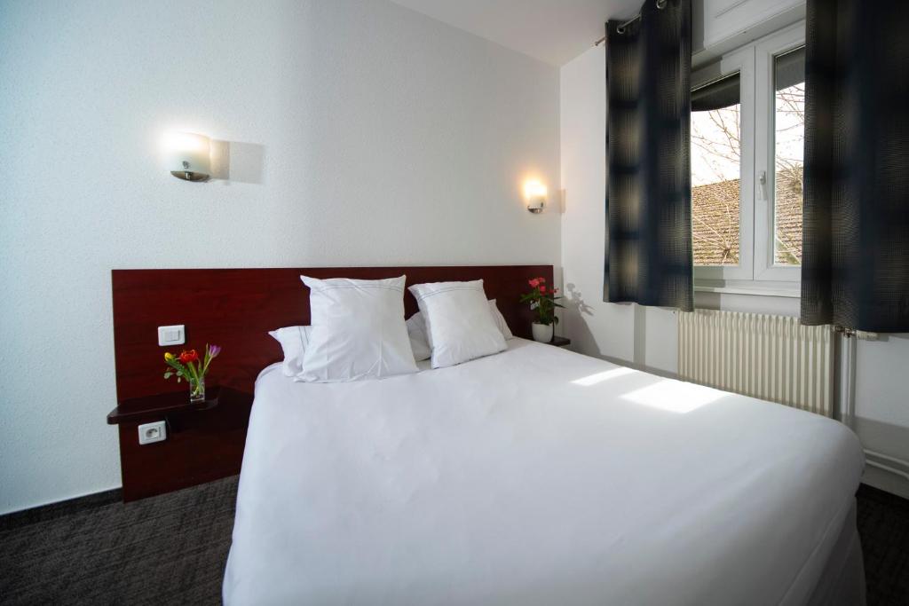 Postel nebo postele na pokoji v ubytování Logis Hôtel & Restaurant Au Lion d'Or
