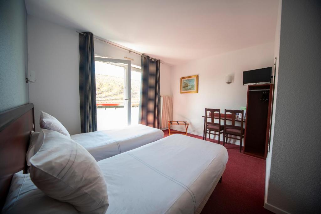 Postel nebo postele na pokoji v ubytování Logis Hôtel & Restaurant Au Lion d'Or