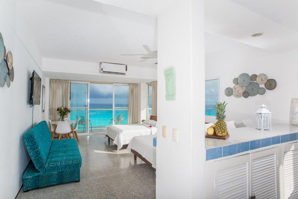 Posezení v ubytování Amazing OceanViews Beachfrt Condo Walk to Eat, Drink, Play