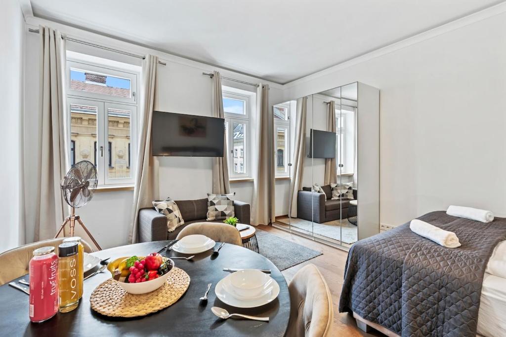 Stylish Studio, Smart TV, 2 Beds