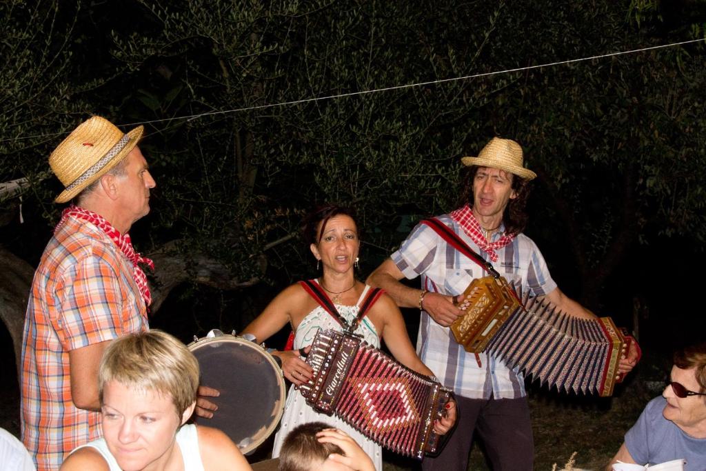 eine Gruppe von Menschen, die mit Instrumenten herumstehen in der Unterkunft Agriturismo Via del Campo in Pianella