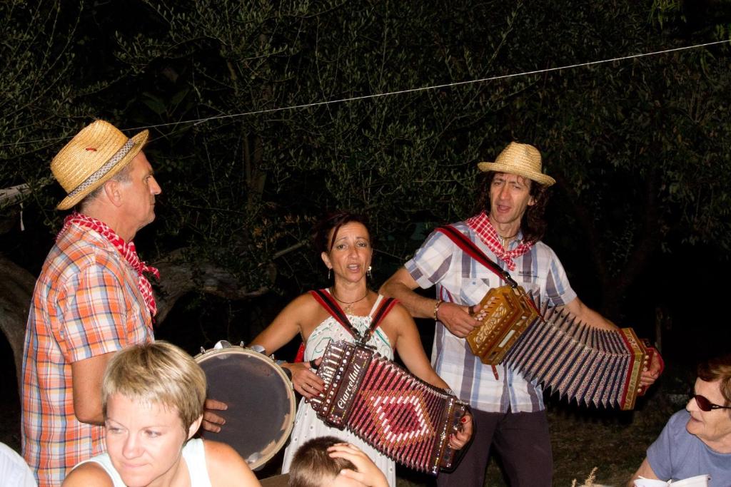 PianellaにあるAgriturismo Via del Campoの楽器を持って立ち並ぶ人々