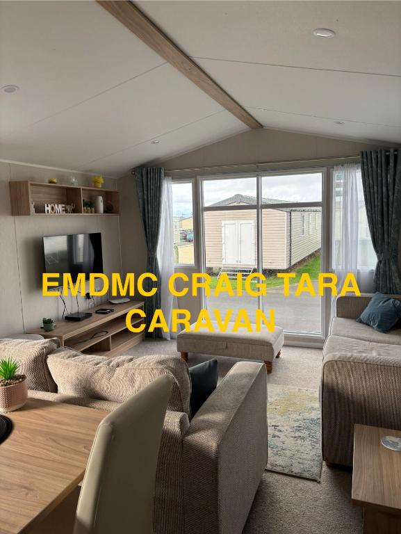Posezení v ubytování EMDMC Craig Tara Caravan