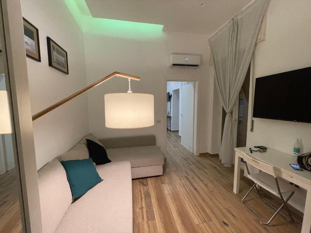mały salon z kanapą i stołem w obiekcie Colibrì a Piazza Dante w mieście Neapol
