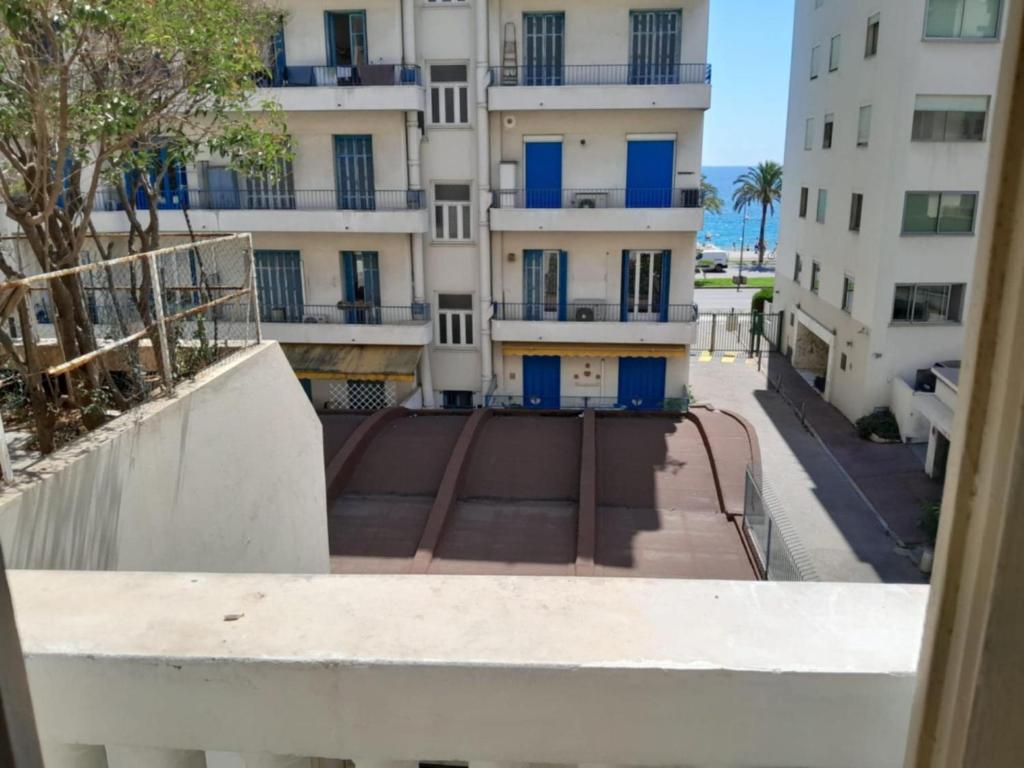 une vue depuis le balcon d'un immeuble dans l'établissement L'escale Azurienne, à Nice