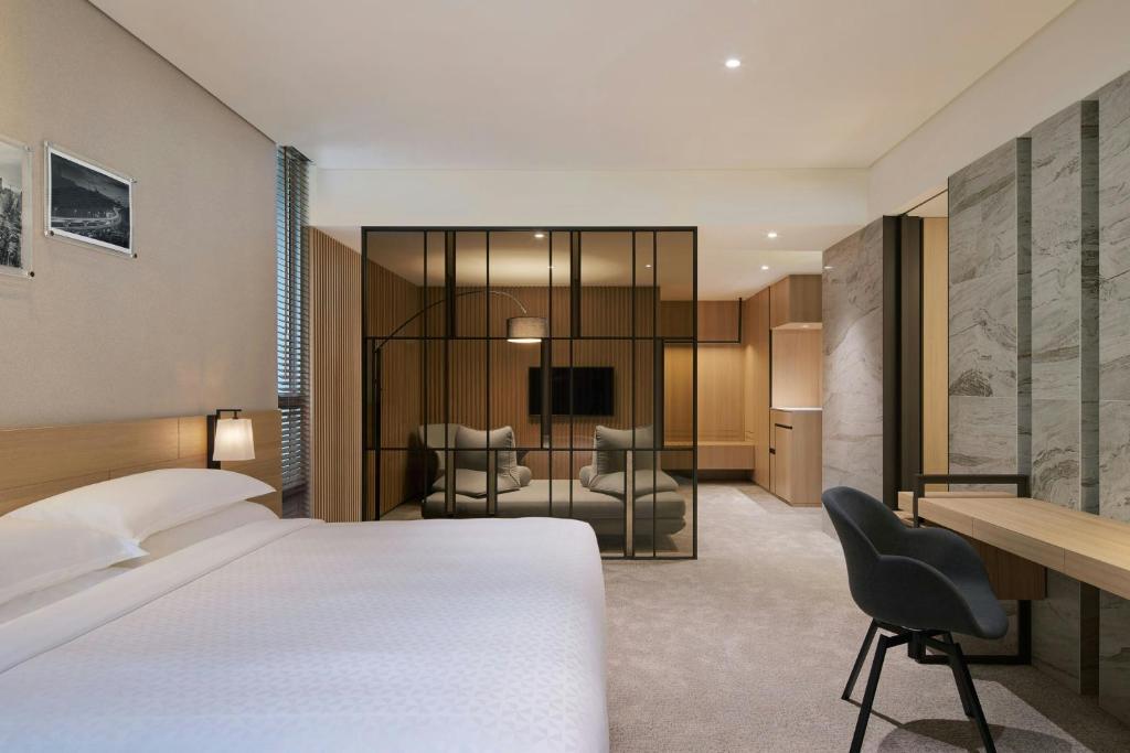 Postel nebo postele na pokoji v ubytování Four Points by Sheraton Linkou