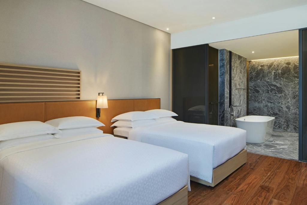 Postel nebo postele na pokoji v ubytování Four Points by Sheraton Linkou