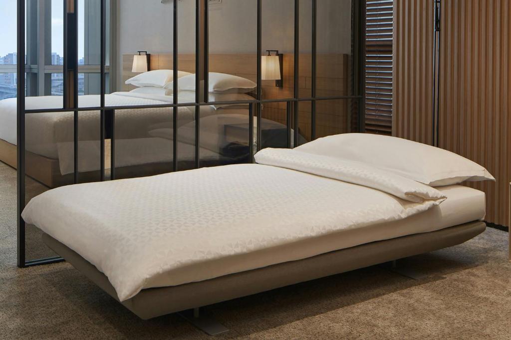 Postel nebo postele na pokoji v ubytování Four Points by Sheraton Linkou
