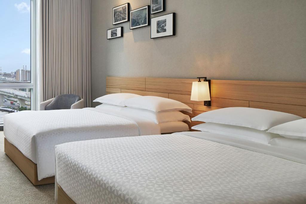 Postel nebo postele na pokoji v ubytování Four Points by Sheraton Linkou