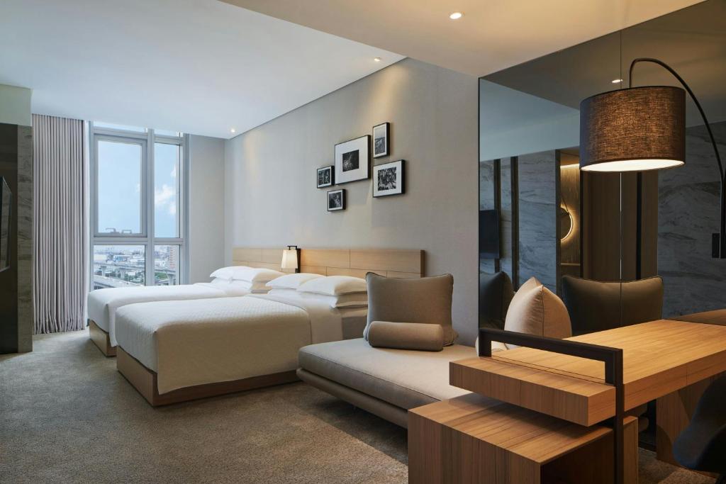 Postel nebo postele na pokoji v ubytování Four Points by Sheraton Linkou
