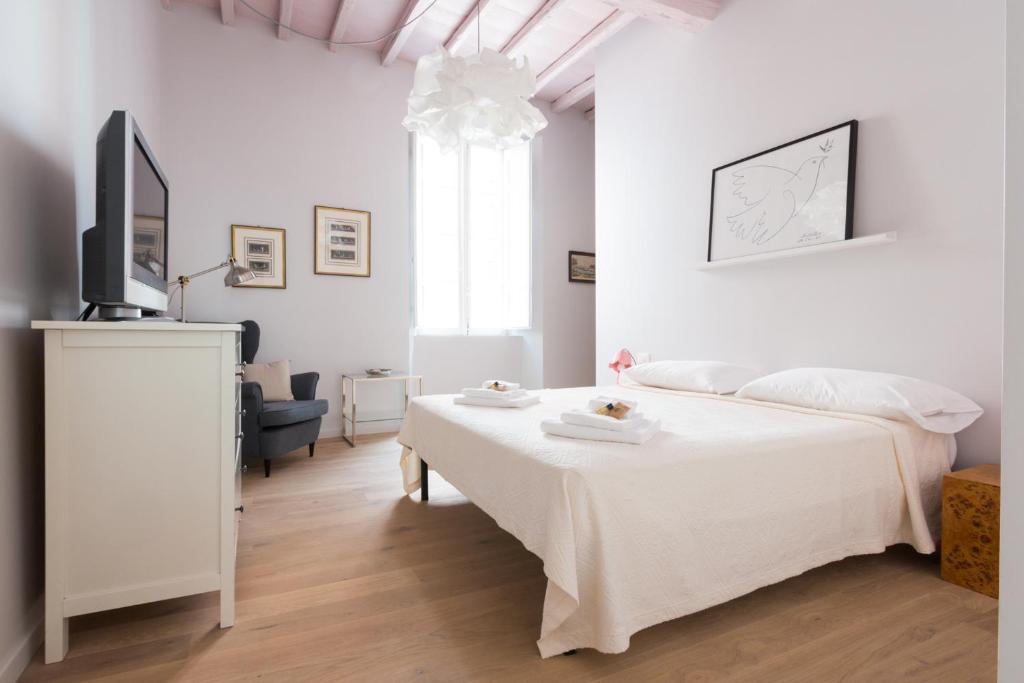 ローマにあるIdeal Apartment D'Ascanio, Piazza Navonaの白いベッドルーム(ベッド1台、薄型テレビ付)