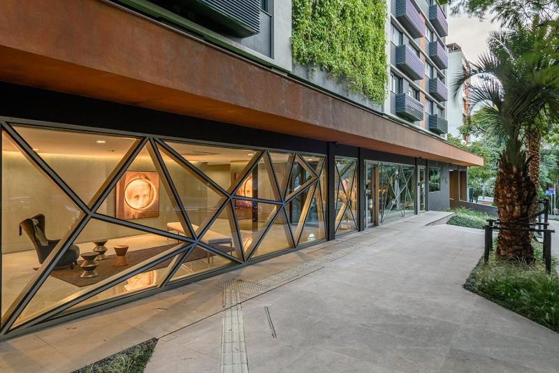 un grande edificio con una grande vetrata di Yoo 914 - Luxury Loft a Porto Alegre