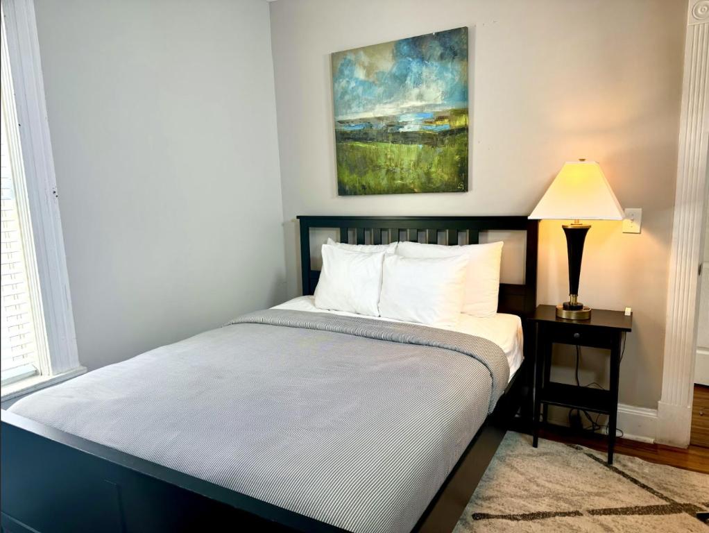 Postel nebo postele na pokoji v ubytování Spacious Ohio City District Home