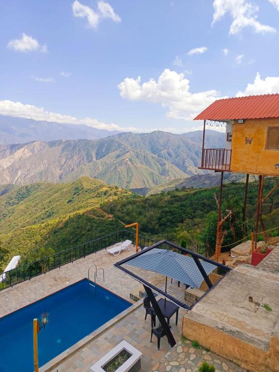 a house with a swimming pool and a view of mountains at Paraíso del Chicamocha in Aratoca