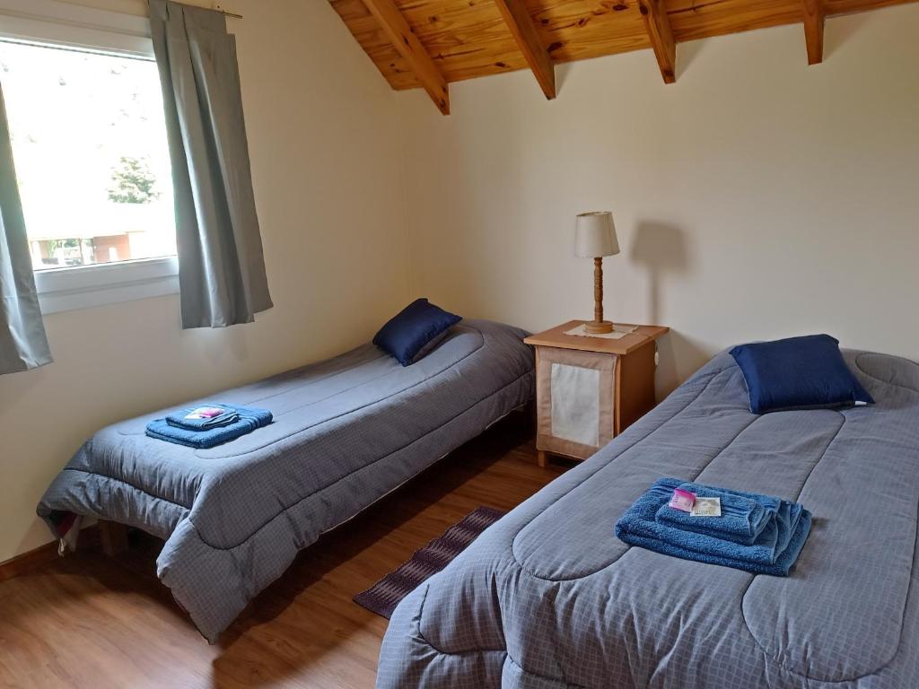 a bedroom with two beds and a window at La casa de Gaby in San Martín de los Andes