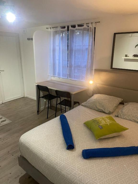 - une chambre avec 2 lits et une table avec une fenêtre dans l'établissement Studio près de Nice et Monaco, à Blausasc