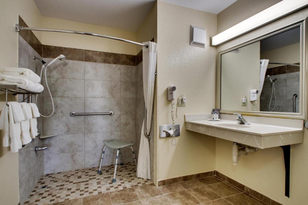 EverSpring Inn & Suites - King Room - Disability Access